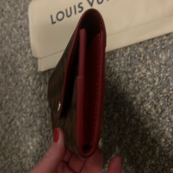 Louis Vuitton CAISSA wallet in Cherry - Picture 3 of 14